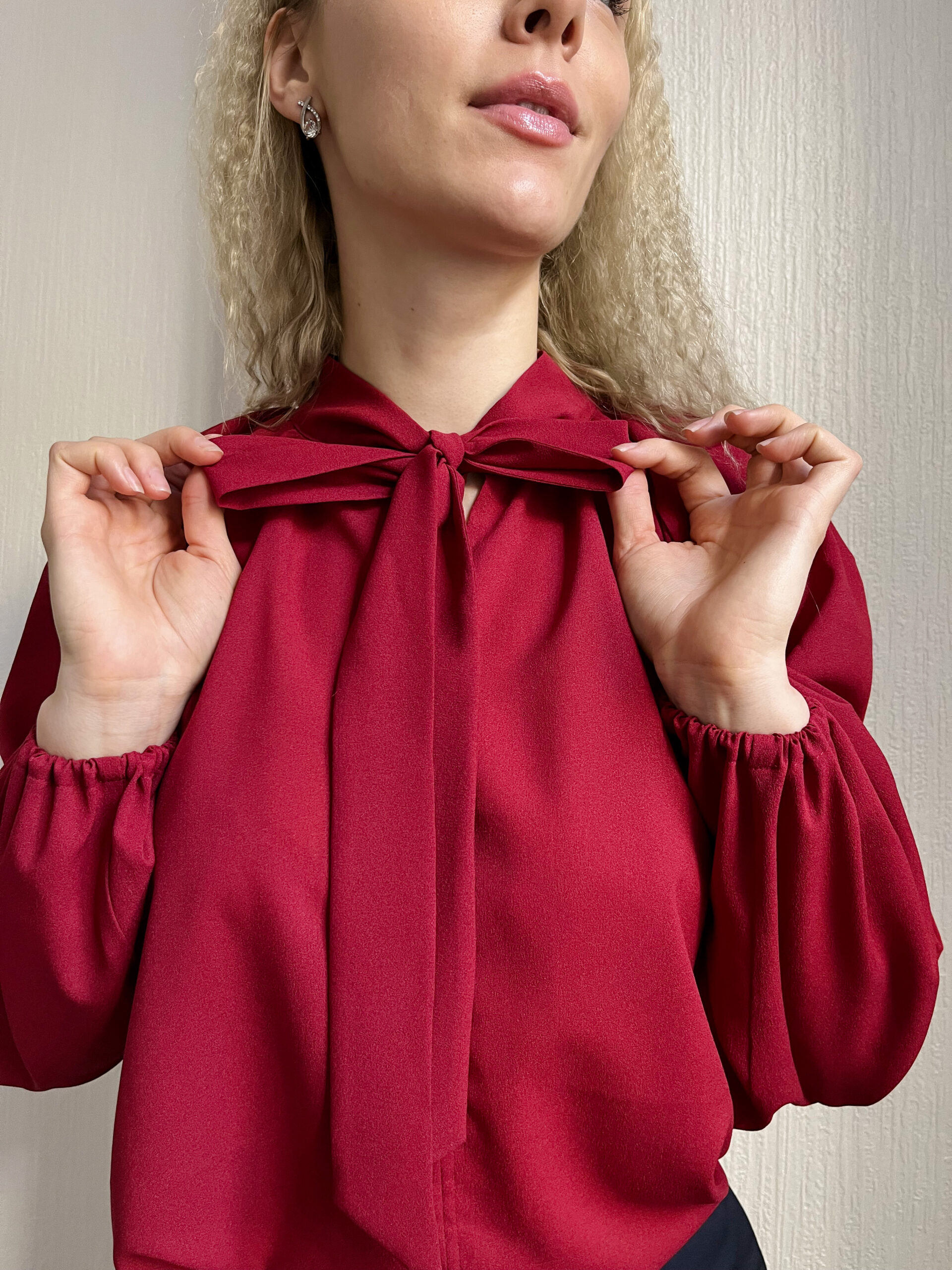 Eleganta bordo blūze ar reglāna piedurknēm un dekoratīvu lentu - Image 3