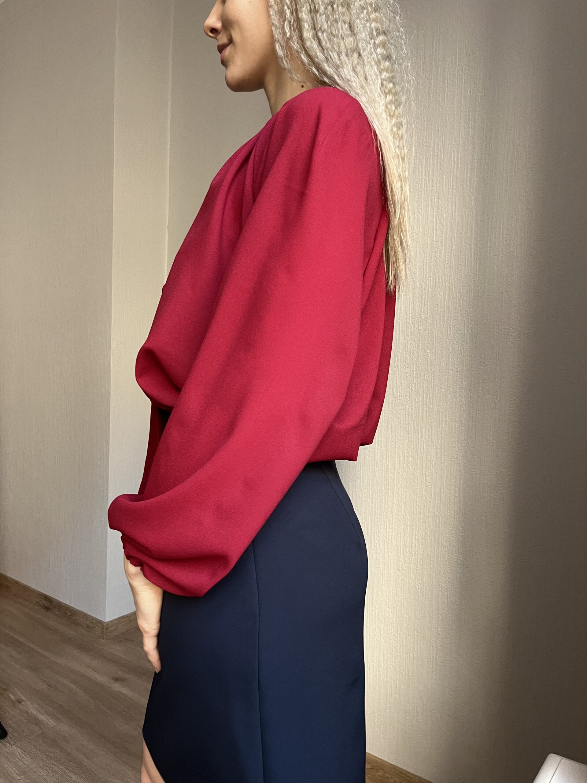 Eleganta bordo blūze ar reglāna piedurknēm un dekoratīvu lentu - Image 5