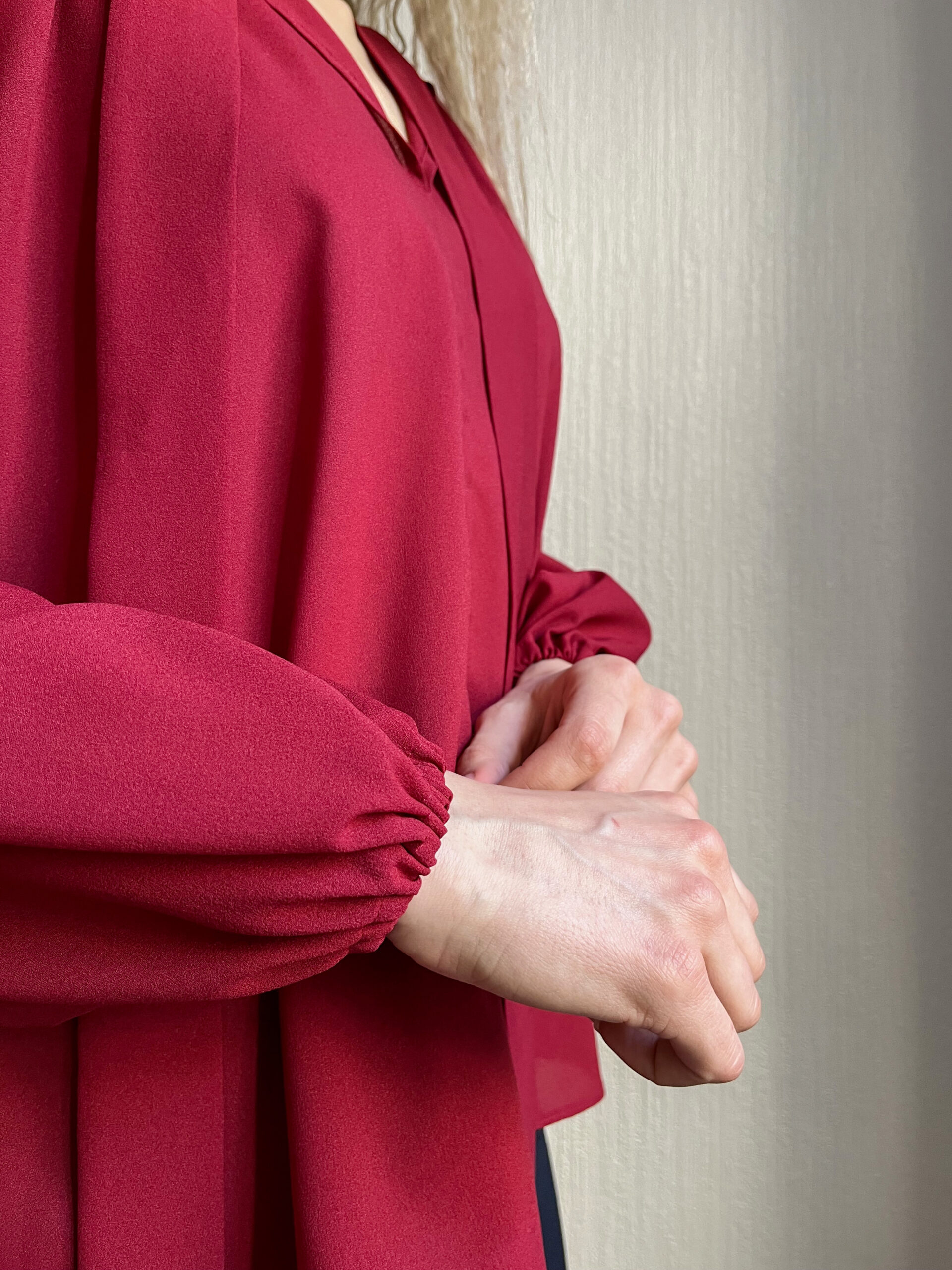 Eleganta bordo blūze ar reglāna piedurknēm un dekoratīvu lentu - Image 6