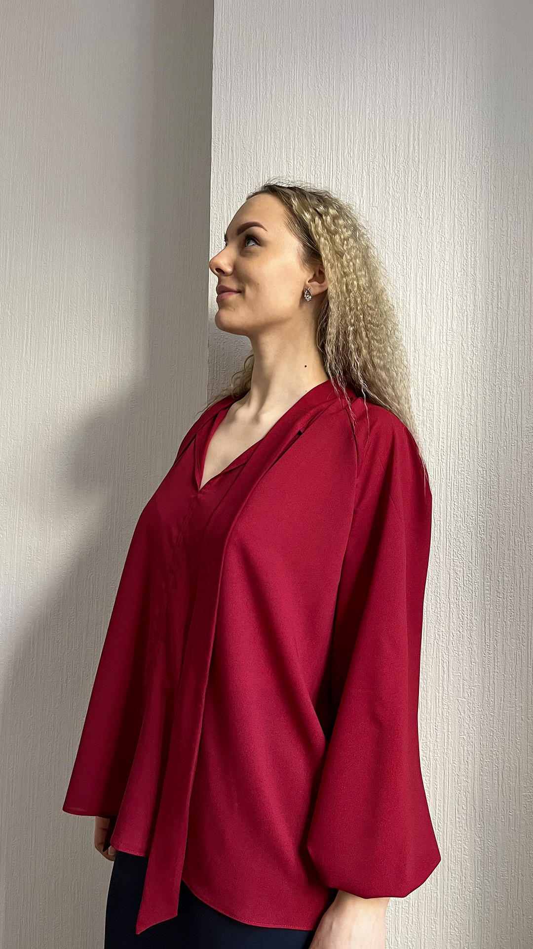 Eleganta bordo blūze ar reglāna piedurknēm un dekoratīvu lentu - Image 4