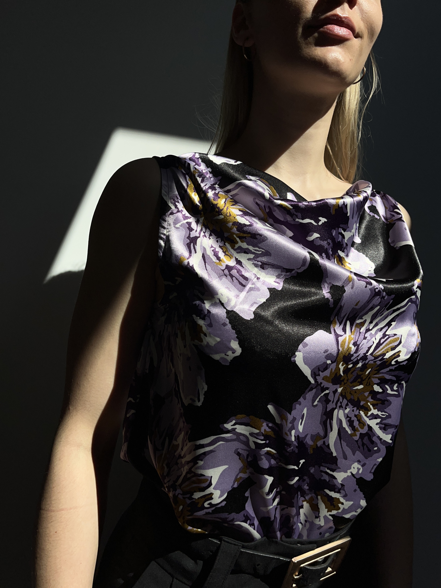 Elegants satīna tops ar ziedu rakstu — izsmalcināts akcents Jūsu tēlam - Image 3