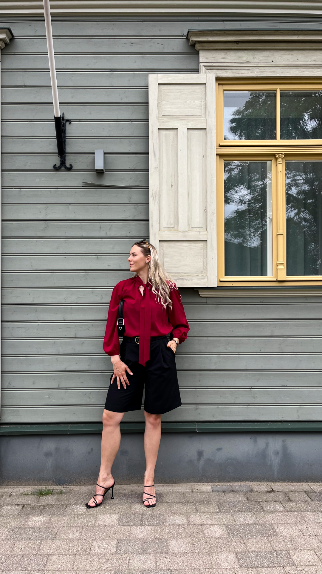 Eleganta bordo blūze ar reglāna piedurknēm un dekoratīvu lentu