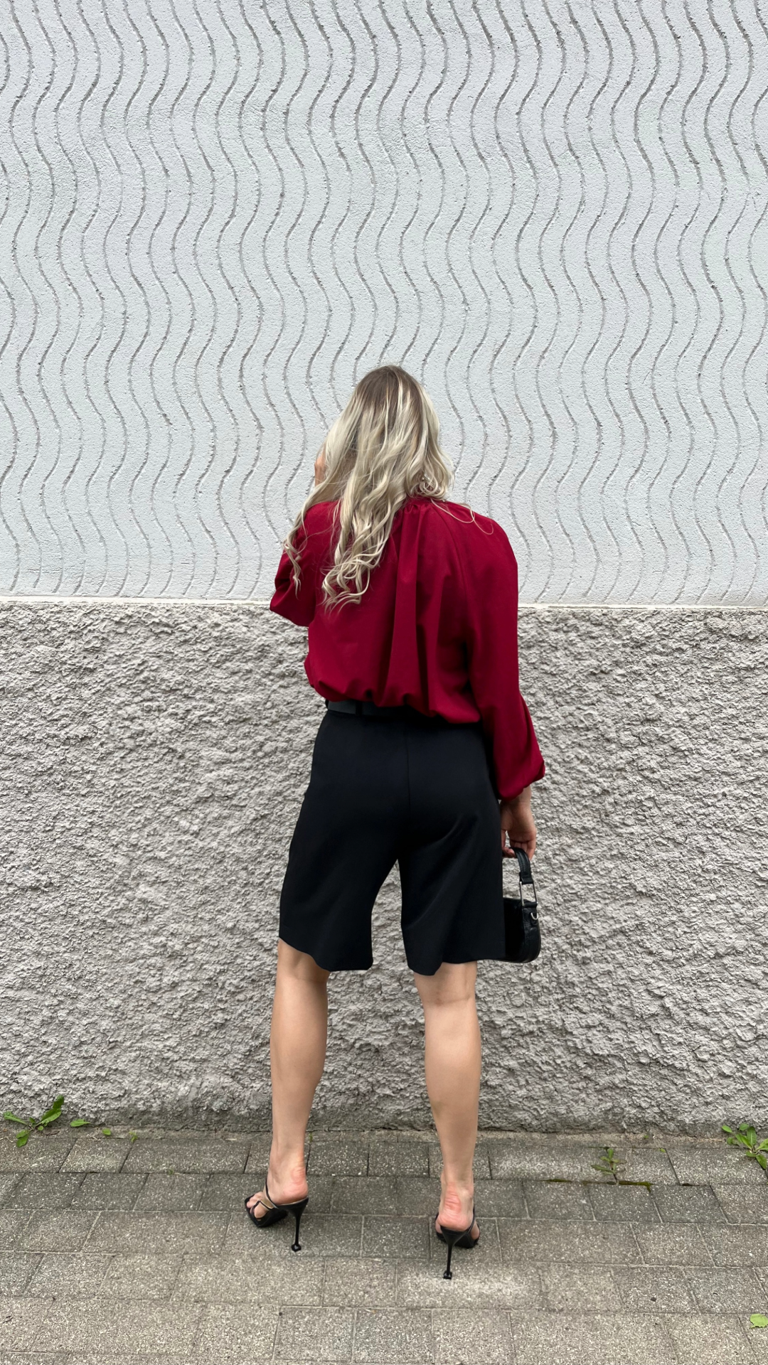 Eleganta bordo blūze ar reglāna piedurknēm un dekoratīvu lentu - Image 2